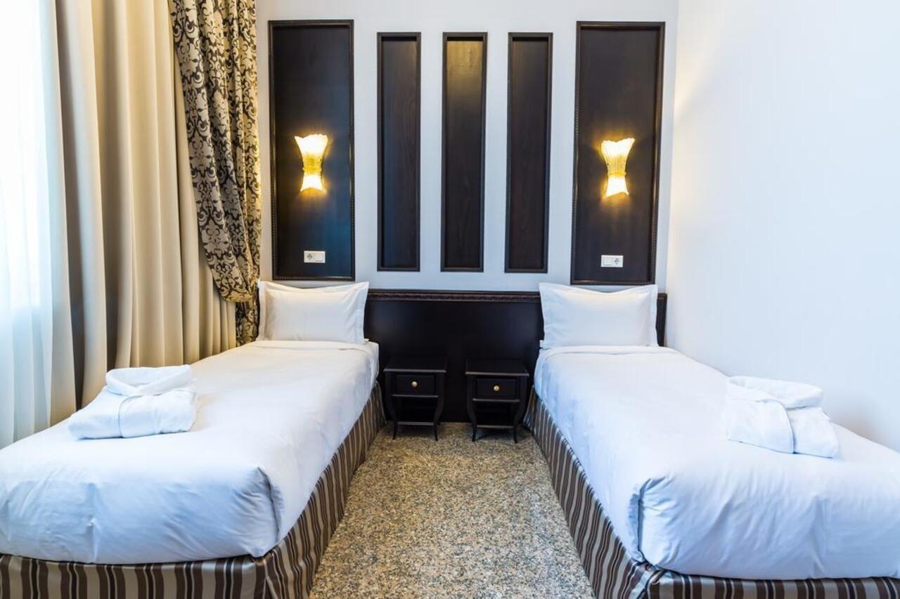 Royal Petrol Hotel 塔尔迪库尔干 外观 照片