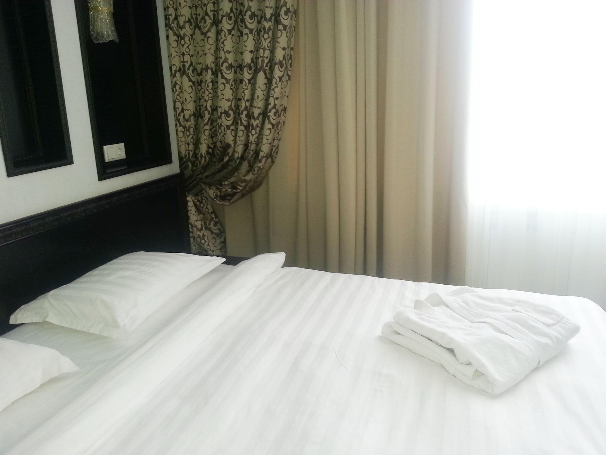Royal Petrol Hotel 塔尔迪库尔干 外观 照片