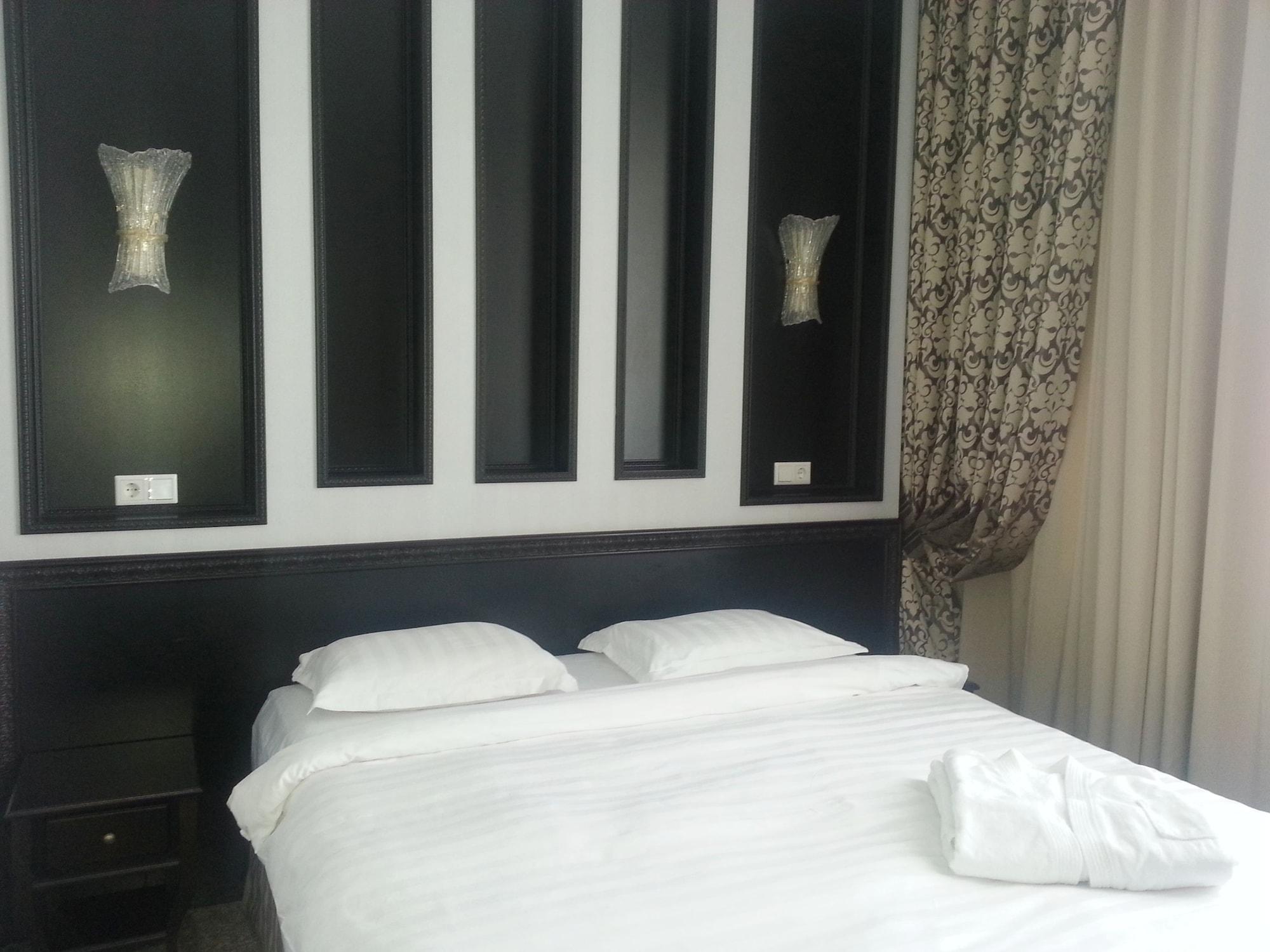 Royal Petrol Hotel 塔尔迪库尔干 外观 照片